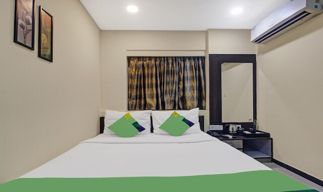 ツリーボ ナマンズ イン ニア カリガット マンディール