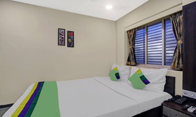 ツリーボ ナマンズ イン ニア カリガット マンディール