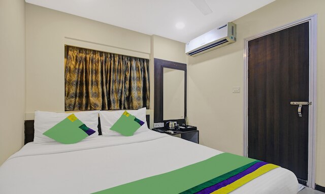 ツリーボ ナマンズ イン ニア カリガット マンディール