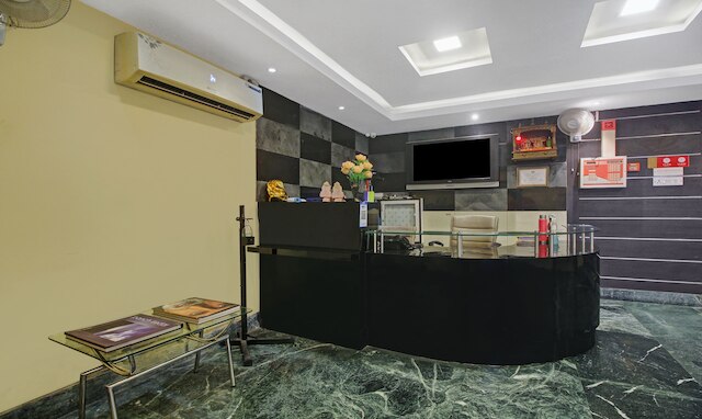 ツリーボ ナマンズ イン ニア カリガット マンディール