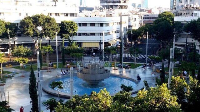 バルコニーと駐車場付きラグジュアリースタジオ