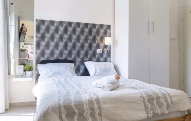 バルコニーと駐車場付きラグジュアリースタジオ