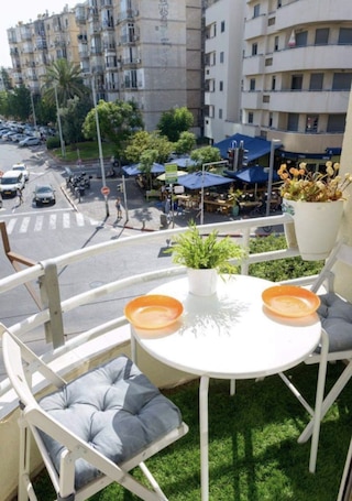 バルコニーと駐車場付きラグジュアリースタジオ