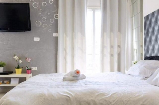 バルコニーと駐車場付きラグジュアリースタジオ