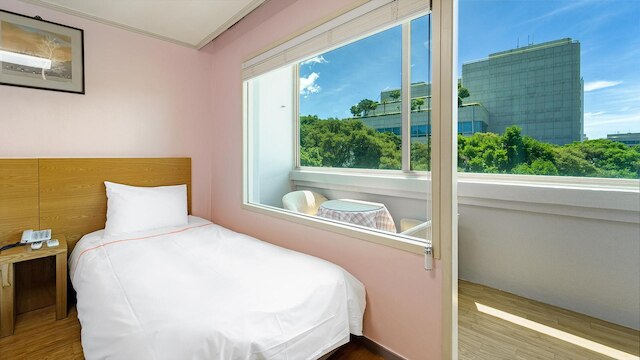 Jeju Honeycrown Hotel