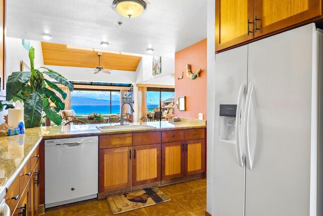 サンズオブカハナ 315 2bd/2ba オーシャンフロント 2 ベッドルームコンドミニアム バイ レッドオーニング