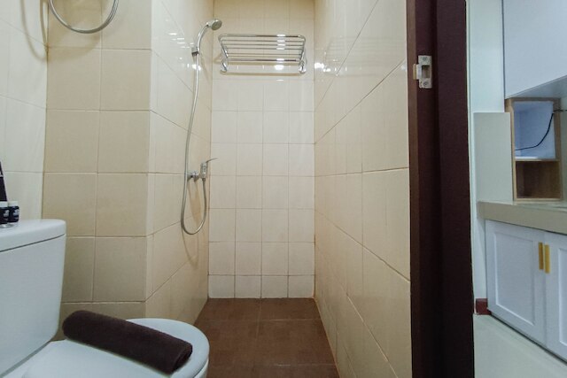 ホワイト アンド コージー スタジオ アット ヴィダ ビュー マカッサル  アパートメント