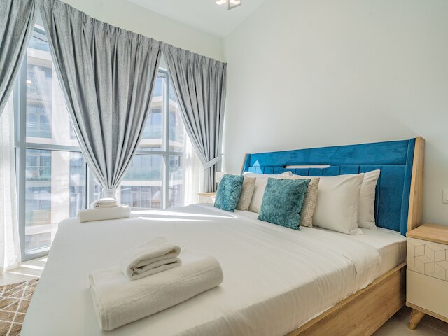 華やかなアパートメント、ブルジュハリファを正面に