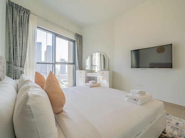 華やかなアパートメント、ブルジュハリファを正面に