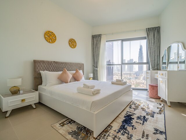 華やかなアパートメント、ブルジュハリファを正面に