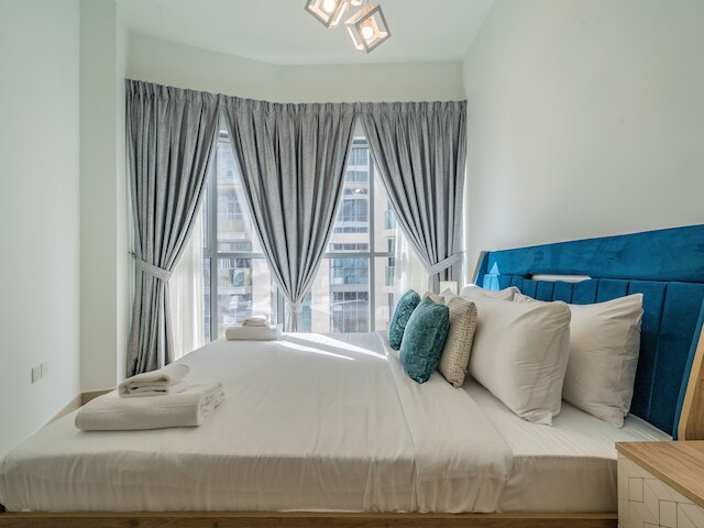 華やかなアパートメント、ブルジュハリファを正面に