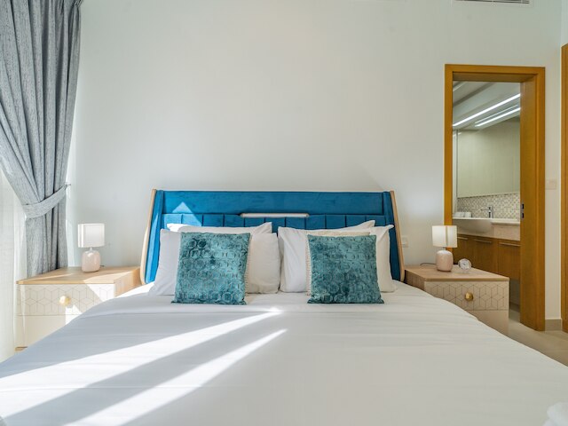 華やかなアパートメント、ブルジュハリファを正面に