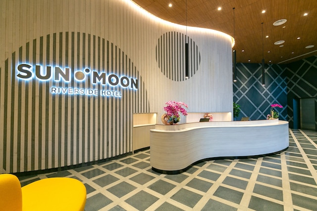 サン＆ムーン、リバーサイドホテル