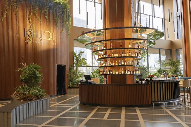 サン＆ムーン、リバーサイドホテル