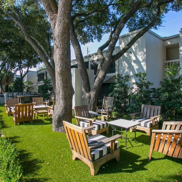 シック 2 ベッドルーム ニア トライアングル ウィズ キング ベッズ ファスト  WiFi