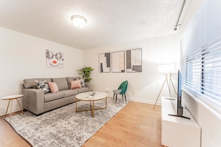 シック 2 ベッドルーム ニア トライアングル ウィズ キング ベッズ ファスト  WiFi