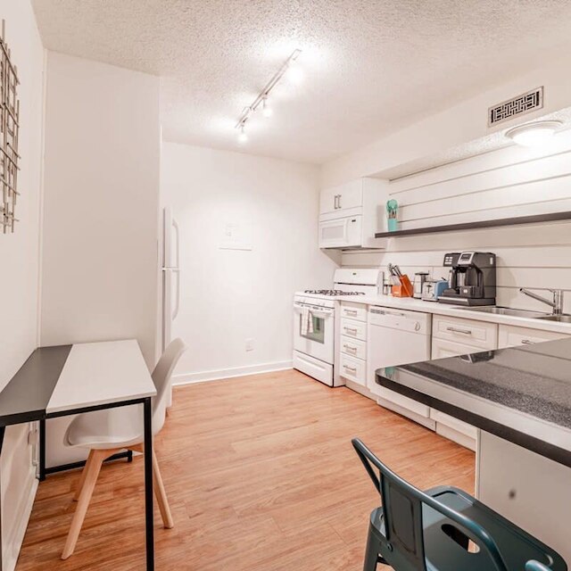 シック 2 ベッドルーム ニア トライアングル ウィズ キング ベッズ ファスト  WiFi