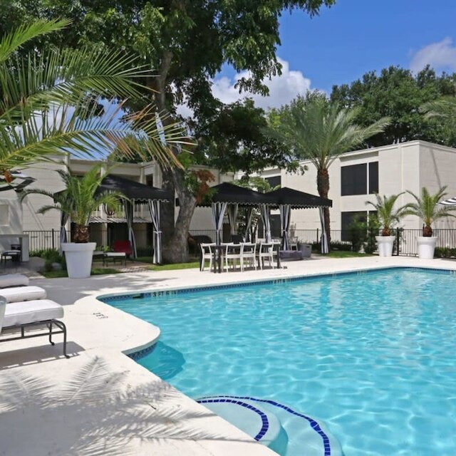 シック 2 ベッドルーム ニア トライアングル ウィズ キング ベッズ ファスト  WiFi