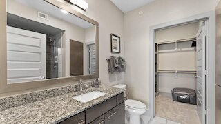 トレンディー1 ベッドルーム キング スイート クロース トゥ ダウンタウン W ファスト  WiFi