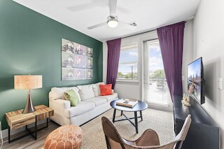 ラックス 1 ベッドルーム キング スイート クロース トゥ ダウンタウン ウW ファスト  WiFi