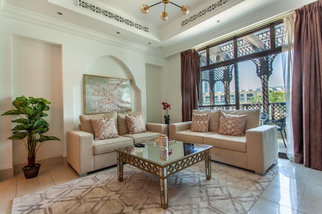 トラディショナル ミーッツ モダン イン ダウンタウン