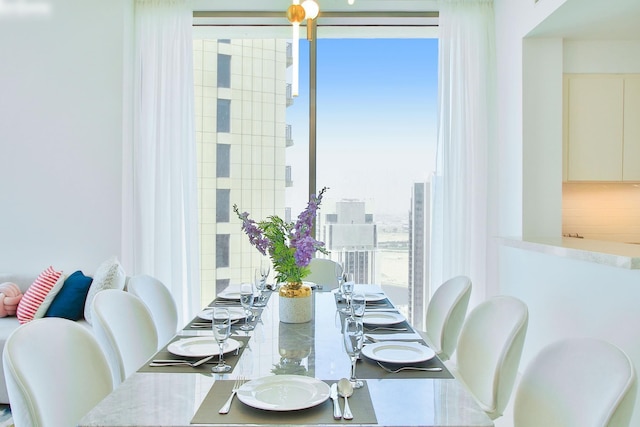 ラビッシュ リビング アロング ザ ドバイ クリーク