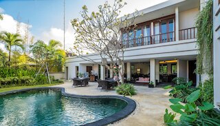 ヴィラ  フォー ビッグ ファミリー ステイ 10 ベッドルーム イン バリ スミニャック