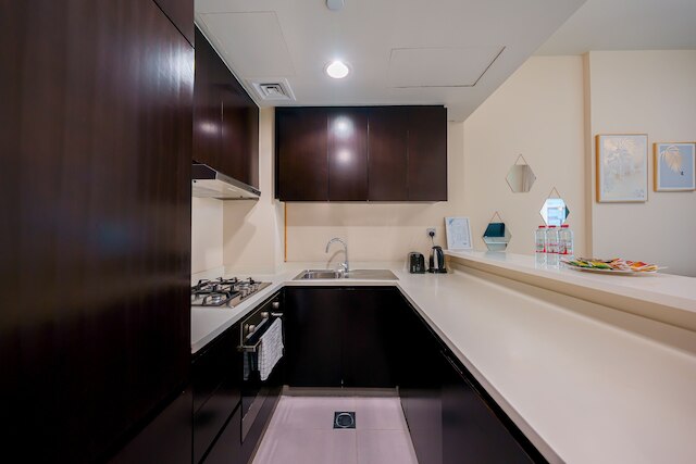 タニン - アパートメント Amidst Lively Area With Pool and Balcony