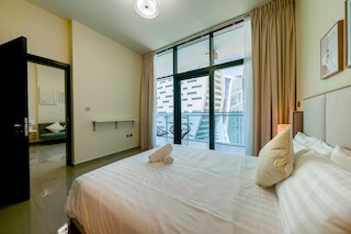 タニン - アパートメント Amidst Lively Area With Pool and Balcony