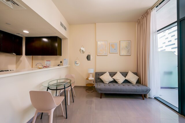 タニン - アパートメント Amidst Lively Area With Pool and Balcony