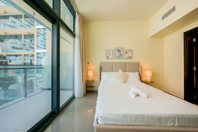 タニン - アパートメント Amidst Lively Area With Pool and Balcony