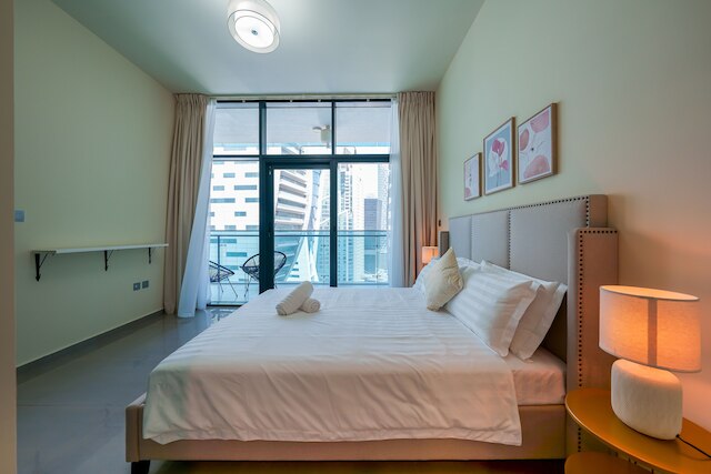 タニン - アパートメント Amidst Lively Area With Pool and Balcony