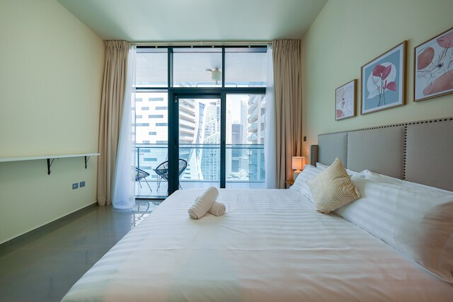 タニン - アパートメント Amidst Lively Area With Pool and Balcony