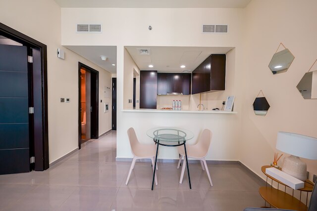 タニン - アパートメント Amidst Lively Area With Pool and Balcony