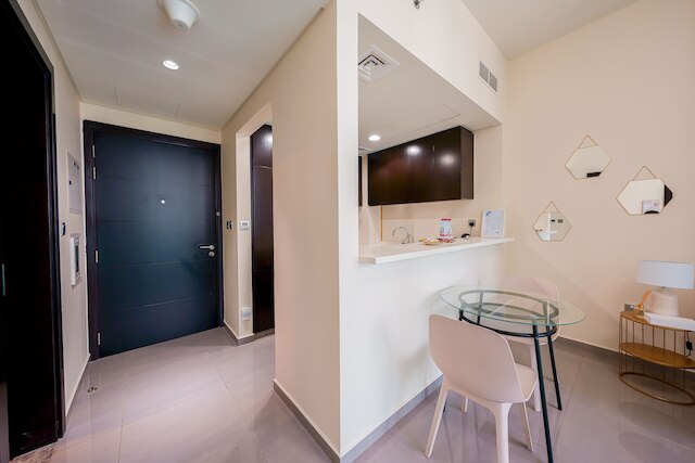 タニン - アパートメント Amidst Lively Area With Pool and Balcony