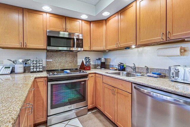 アロハ・カマオレ・マウイの砂からのステップ