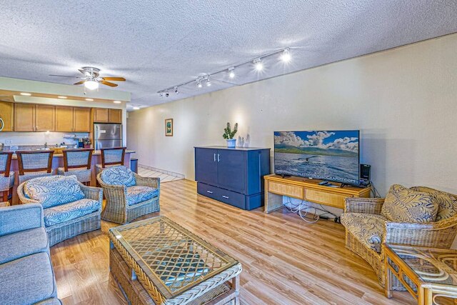 アロハ・カマオレ・マウイの砂からのステップ