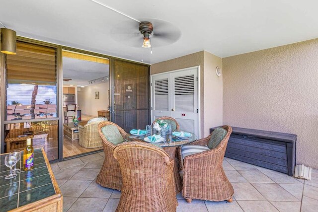 アロハ・カマオレ・マウイの砂からのステップ