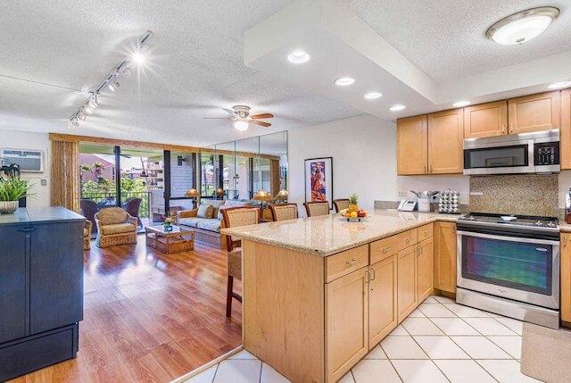 アロハ・カマオレ・マウイの砂からのステップ