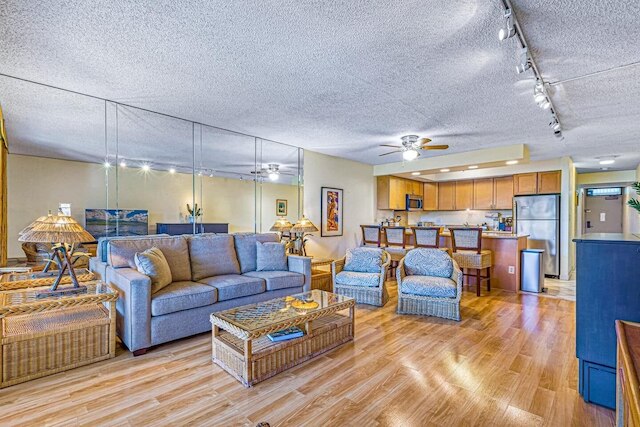 アロハ・カマオレ・マウイの砂からのステップ