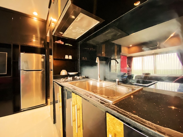 クリーン アンド コンフィー スタジオ ルーム アット タマンサリ ラ グランデ  アパートメント