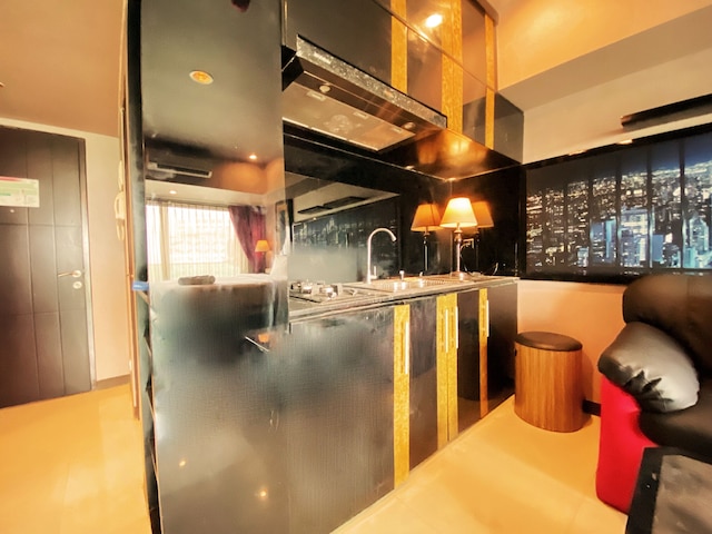 クリーン アンド コンフィー スタジオ ルーム アット タマンサリ ラ グランデ  アパートメント