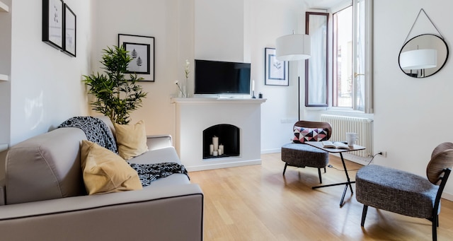 JOIVY ラブリー フラット フォー 5 クローズ トゥ スフォルツェスコ キャッスル