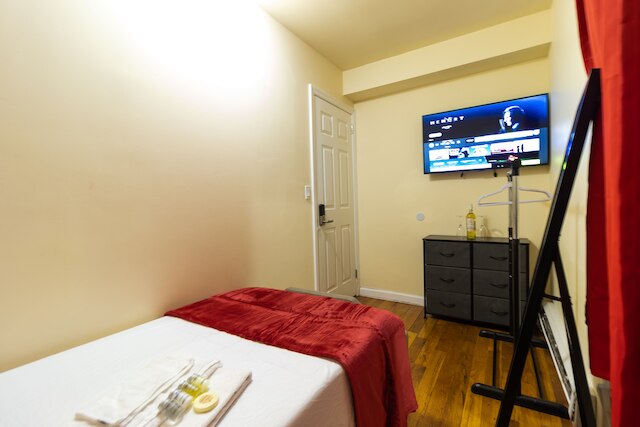 デラックス シングル ベッド 1st FL エルムハースト NY