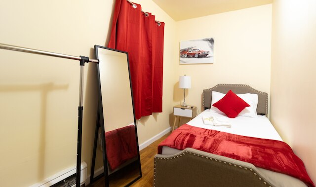 デラックス シングル ベッド 1st FL エルムハースト NY