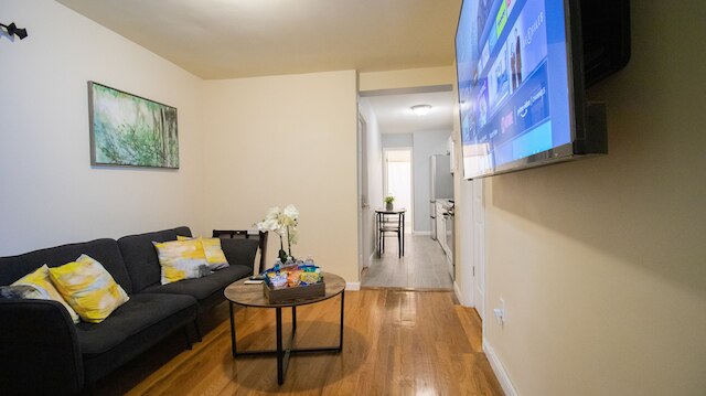 デラックス シングル ベッド 1st FL エルムハースト NY