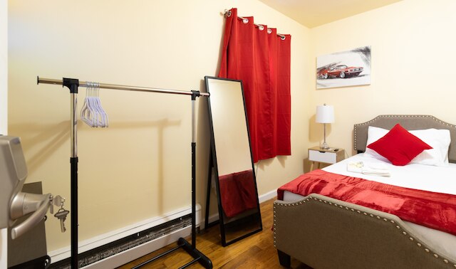 デラックス シングル ベッド 1st FL エルムハースト NY