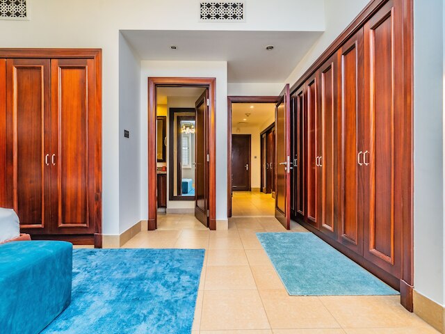 バルコニー付きカラフルアパートメント ドバイモール近く