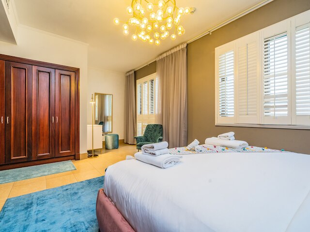 バルコニー付きカラフルアパートメント ドバイモール近く