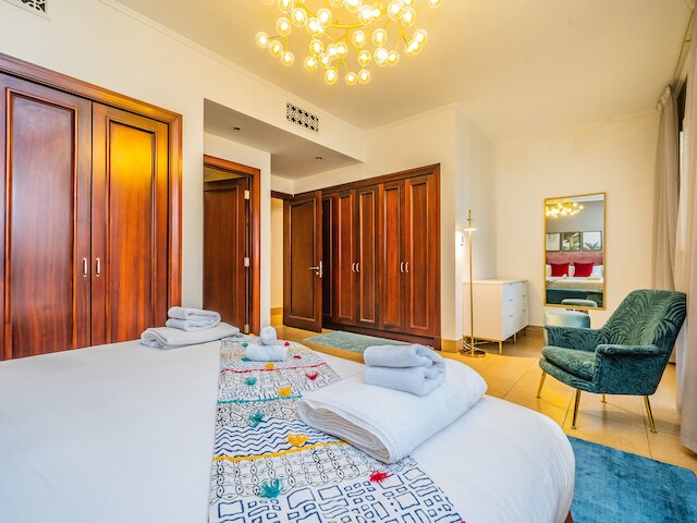 バルコニー付きカラフルアパートメント ドバイモール近く